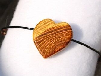 Bracelet en bois, oranger des osages en forme de coeur